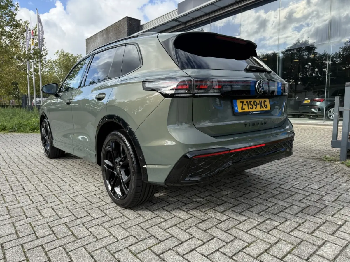 1.5 eTSI R-Line | Pano | Black pakket | 360 ° | Dealeronderhouden | NL auto