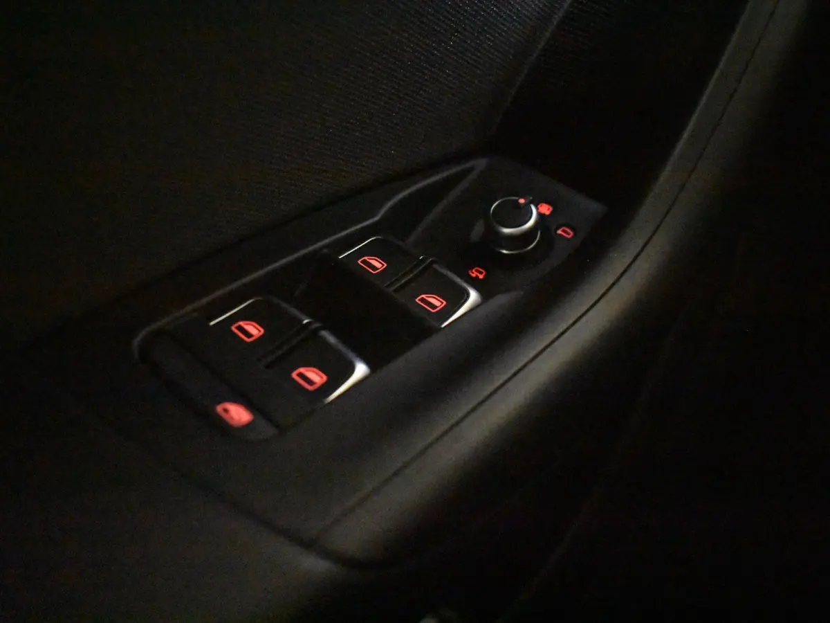 1.4 TFSI CoD Auto Advance l Afn. Trekhaak l Parkeersensoren v en a l Navigatie l Xenon l Lm-velgen l Metallic lak l Cr Control ;