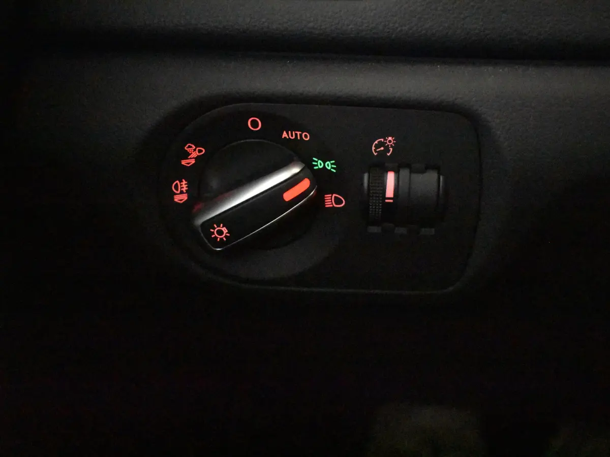 1.4 TFSI CoD Auto Advance l Afn. Trekhaak l Parkeersensoren v en a l Navigatie l Xenon l Lm-velgen l Metallic lak l Cr Control ;