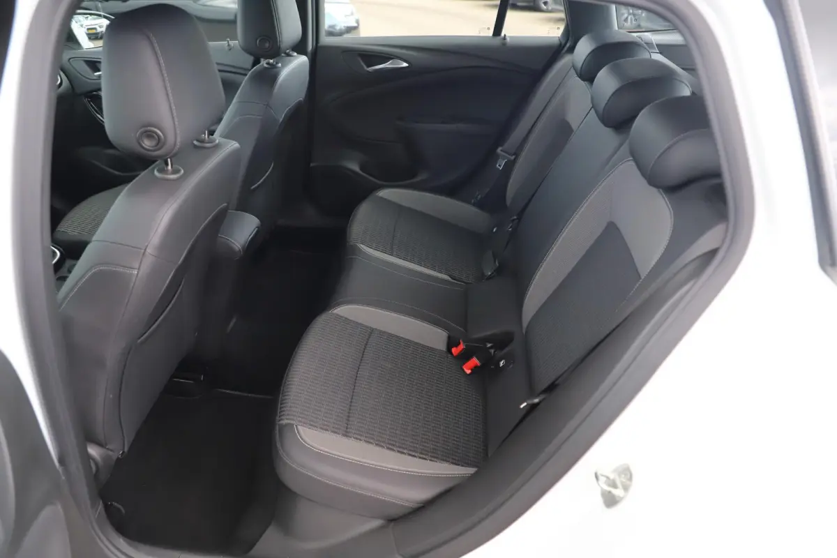 1.2 Design & Tech 110PK Navigatie Achteruitrijcamera Carplay Android LMV Climate & Cruise Control
