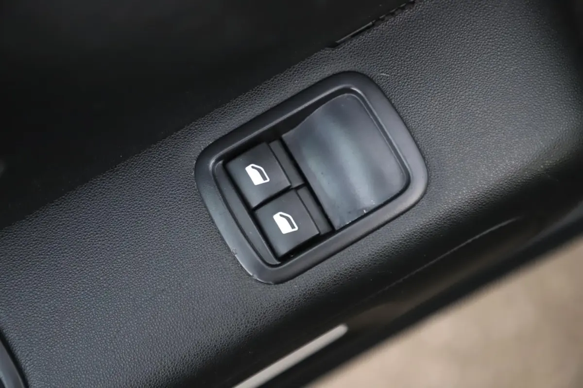 1.2 PureTech Feel Navigatie Carplay Android Climate Cruise Control Rijstrooksensor Parkeersensor All-season banden!