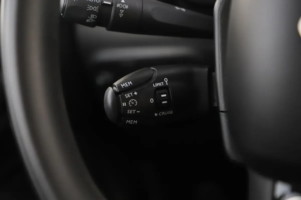 1.2 PureTech Feel Navigatie Carplay Android Climate Cruise Control Rijstrooksensor Parkeersensor All-season banden!