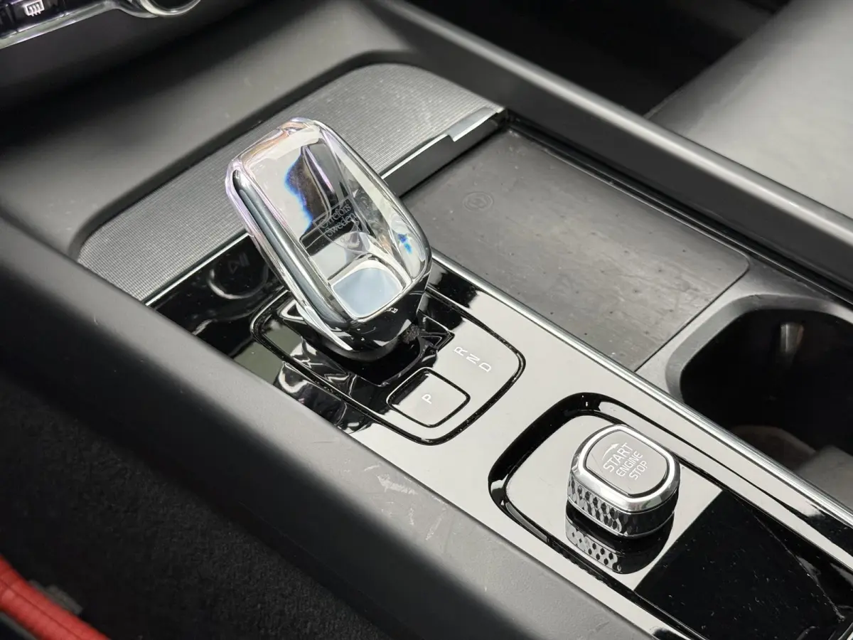 2.0 T6 Plug-in hybrid AWD Ultimate Dark