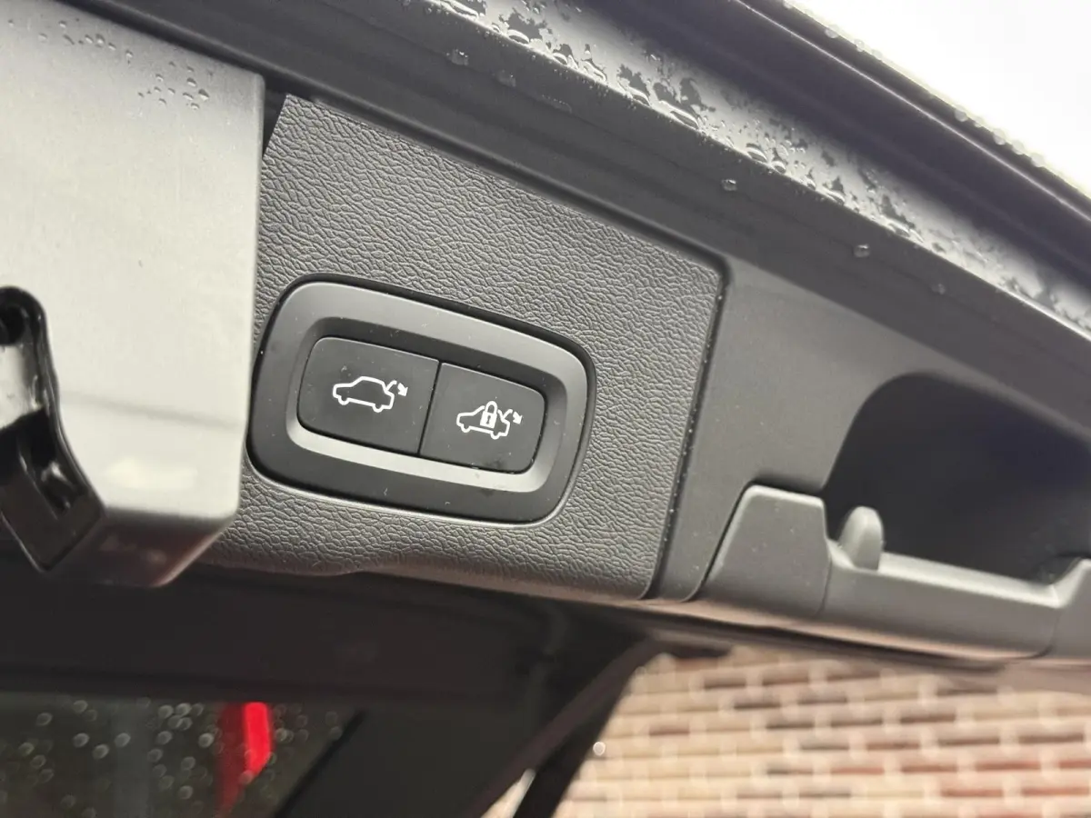 2.0 T6 Plug-in hybrid AWD Ultimate Dark