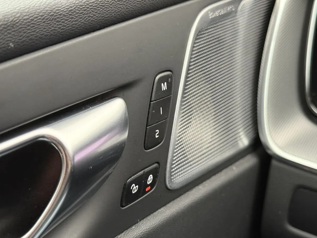 2.0 T6 Plug-in hybrid AWD Ultimate Dark