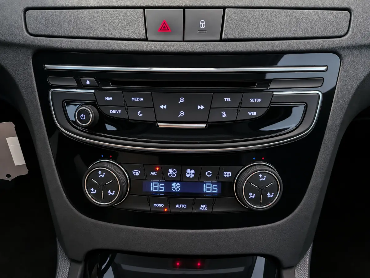 1.6 e-THP Première Panoramadak, Airco, Cruise Control, Trekhaak, Stuurbekrachtiging