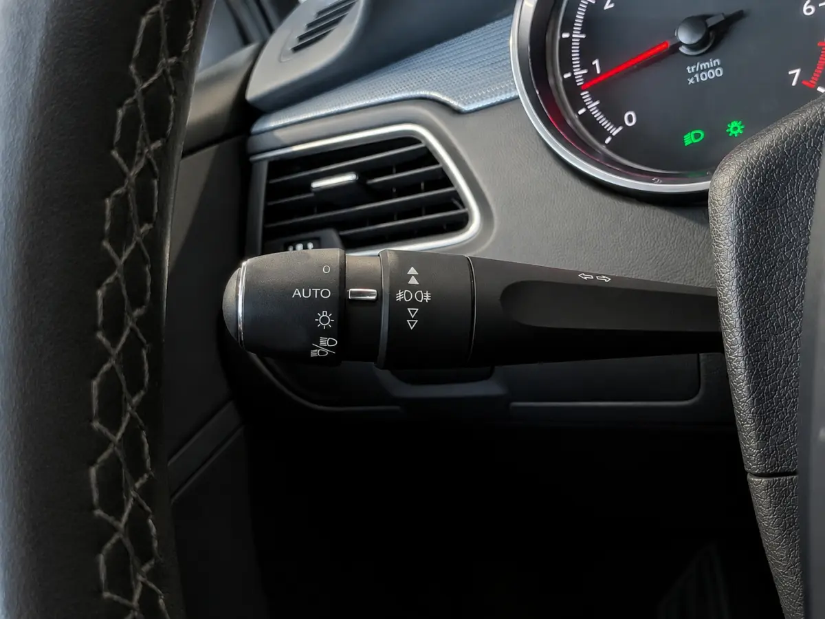 1.6 e-THP Première Panoramadak, Airco, Cruise Control, Trekhaak, Stuurbekrachtiging