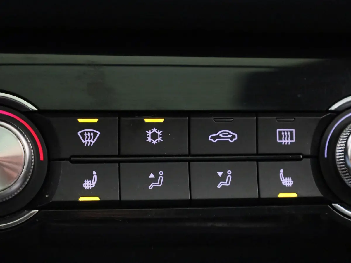 MG Luxury 45 kWh | Automaat | Panoramadak | Leder | Navigatie | Airco | Achteruitrijcamera | Apple Carplay / Android Auto | Stoelverwarming | Lichtmetalen Velgen |