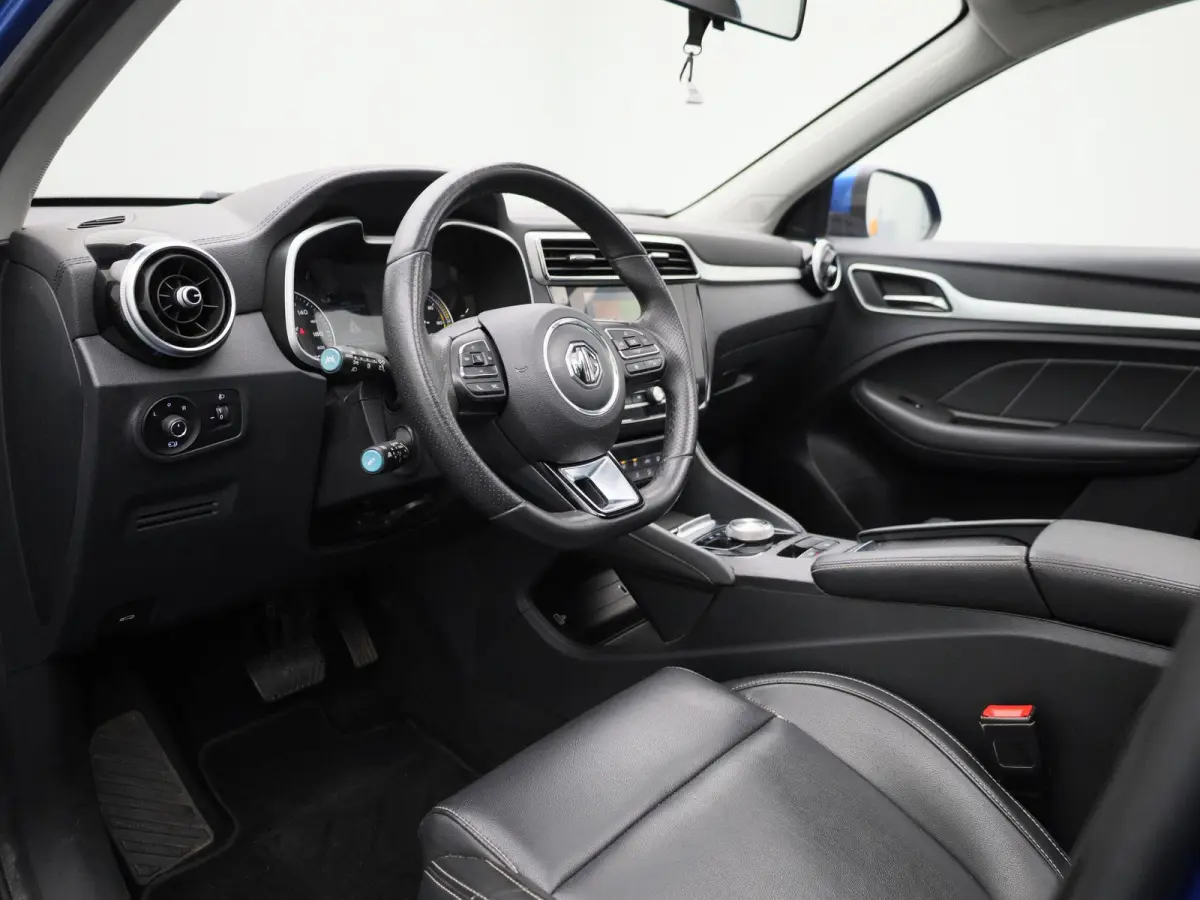 MG Luxury 45 kWh | Automaat | Panoramadak | Leder | Navigatie | Airco | Achteruitrijcamera | Apple Carplay / Android Auto | Stoelverwarming | Lichtmetalen Velgen |
