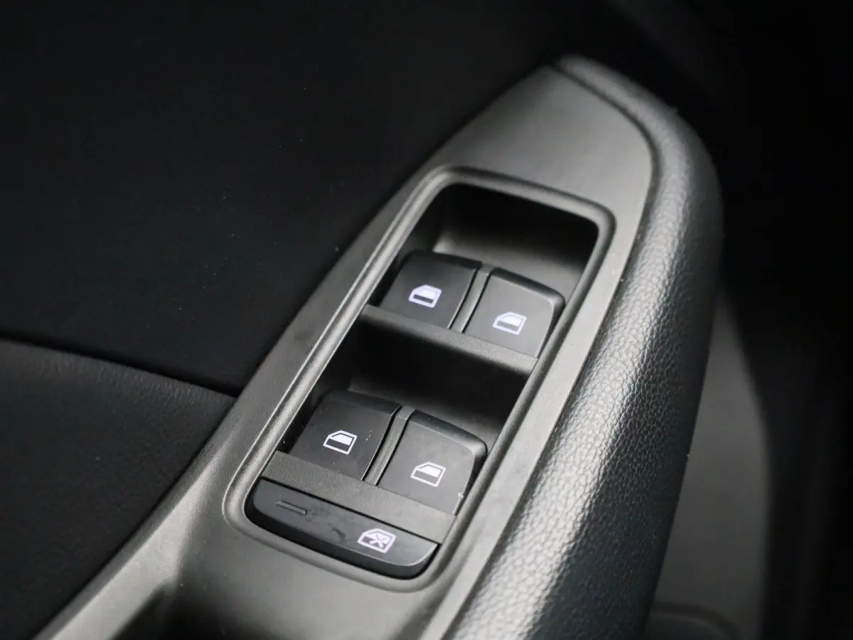 MG Luxury 45 kWh | Automaat | Panoramadak | Leder | Navigatie | Airco | Achteruitrijcamera | Apple Carplay / Android Auto | Stoelverwarming | Lichtmetalen Velgen |