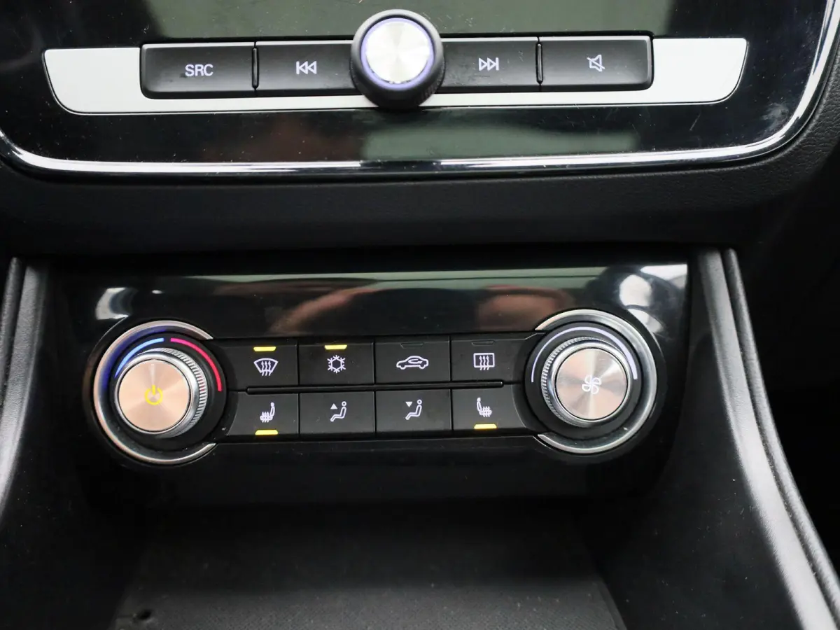 MG Luxury 45 kWh | Automaat | Panoramadak | Leder | Navigatie | Airco | Achteruitrijcamera | Apple Carplay / Android Auto | Stoelverwarming | Lichtmetalen Velgen |