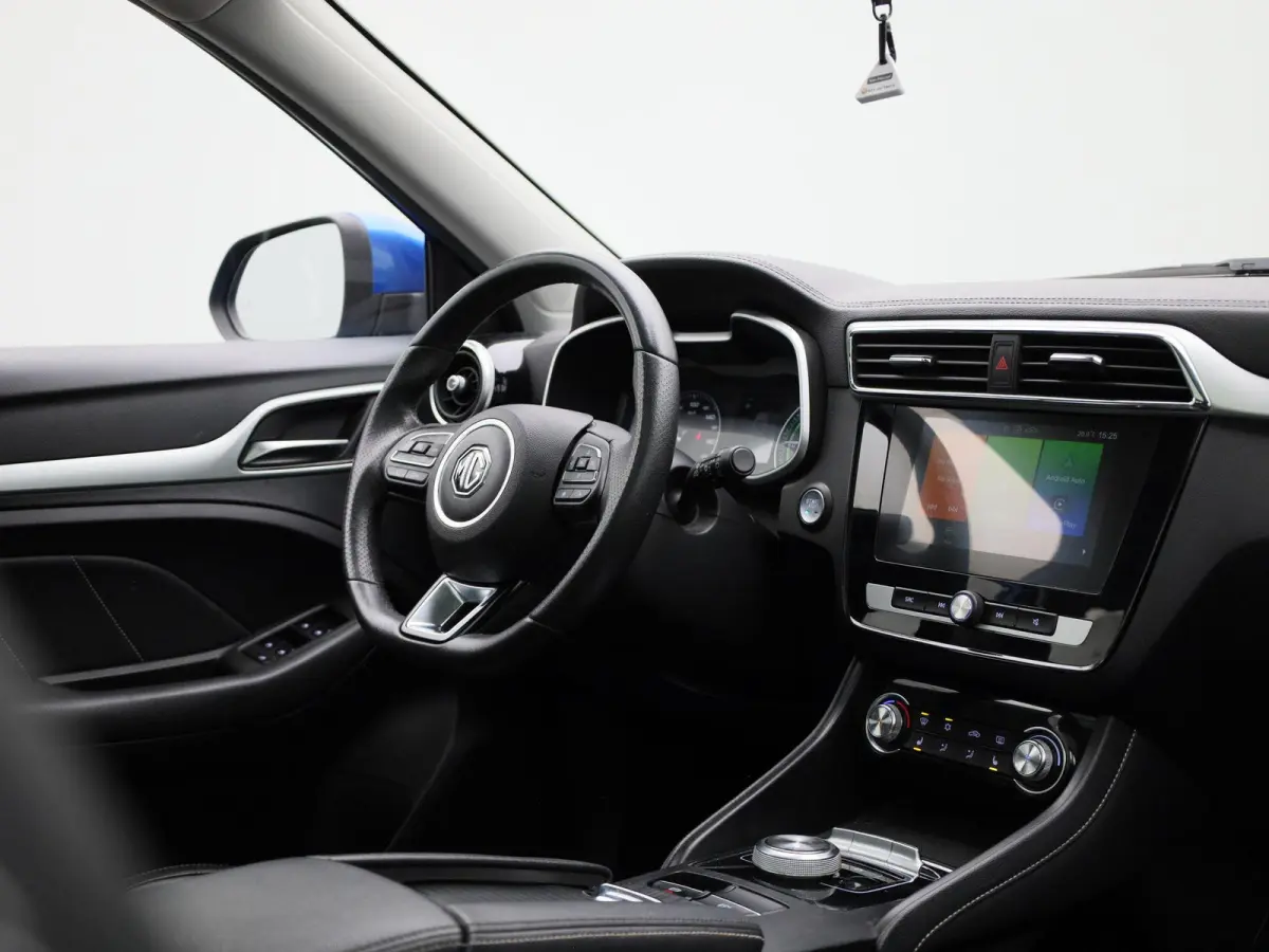 MG Luxury 45 kWh | Automaat | Panoramadak | Leder | Navigatie | Airco | Achteruitrijcamera | Apple Carplay / Android Auto | Stoelverwarming | Lichtmetalen Velgen |