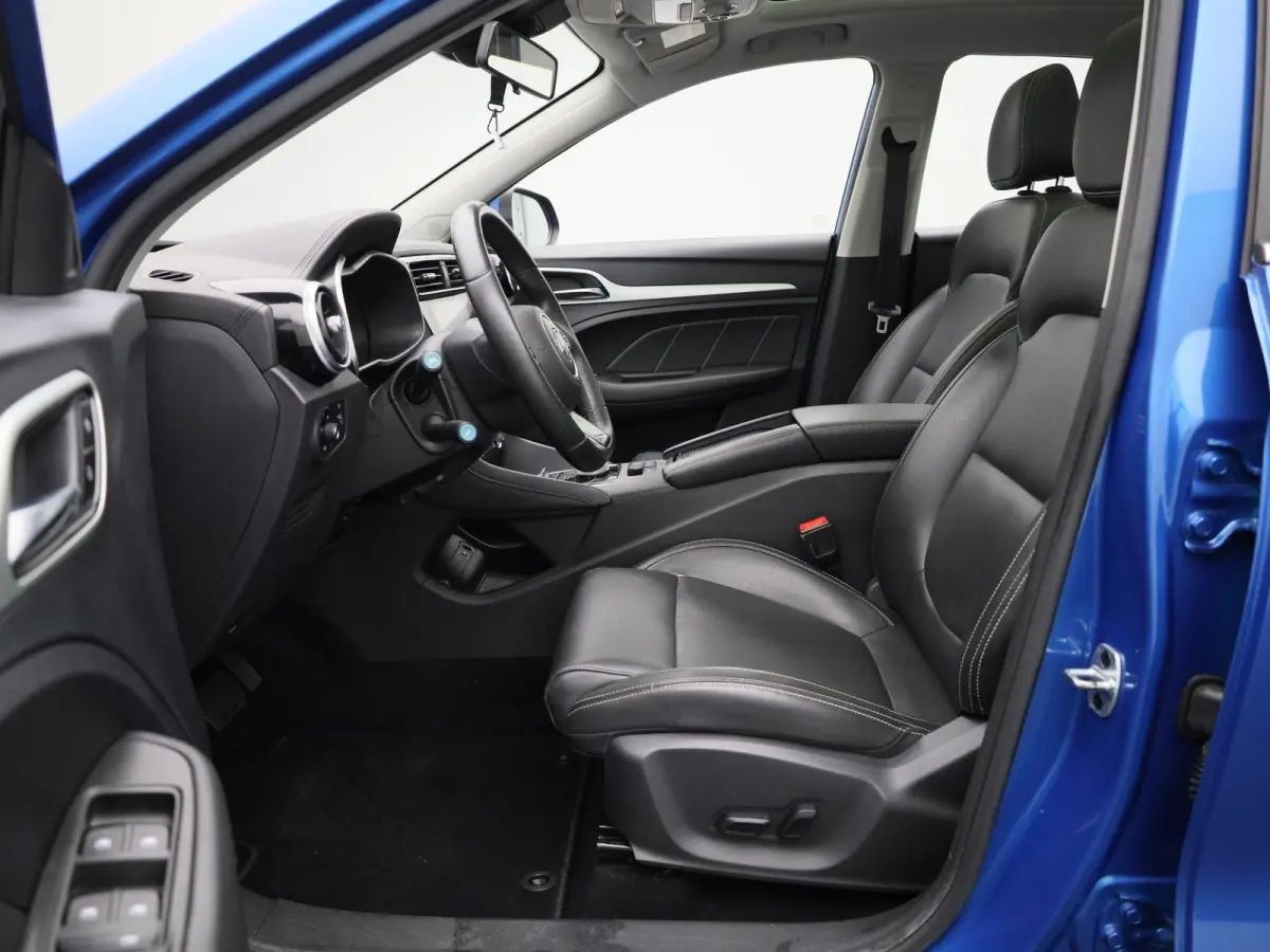 MG Luxury 45 kWh | Automaat | Panoramadak | Leder | Navigatie | Airco | Achteruitrijcamera | Apple Carplay / Android Auto | Stoelverwarming | Lichtmetalen Velgen |
