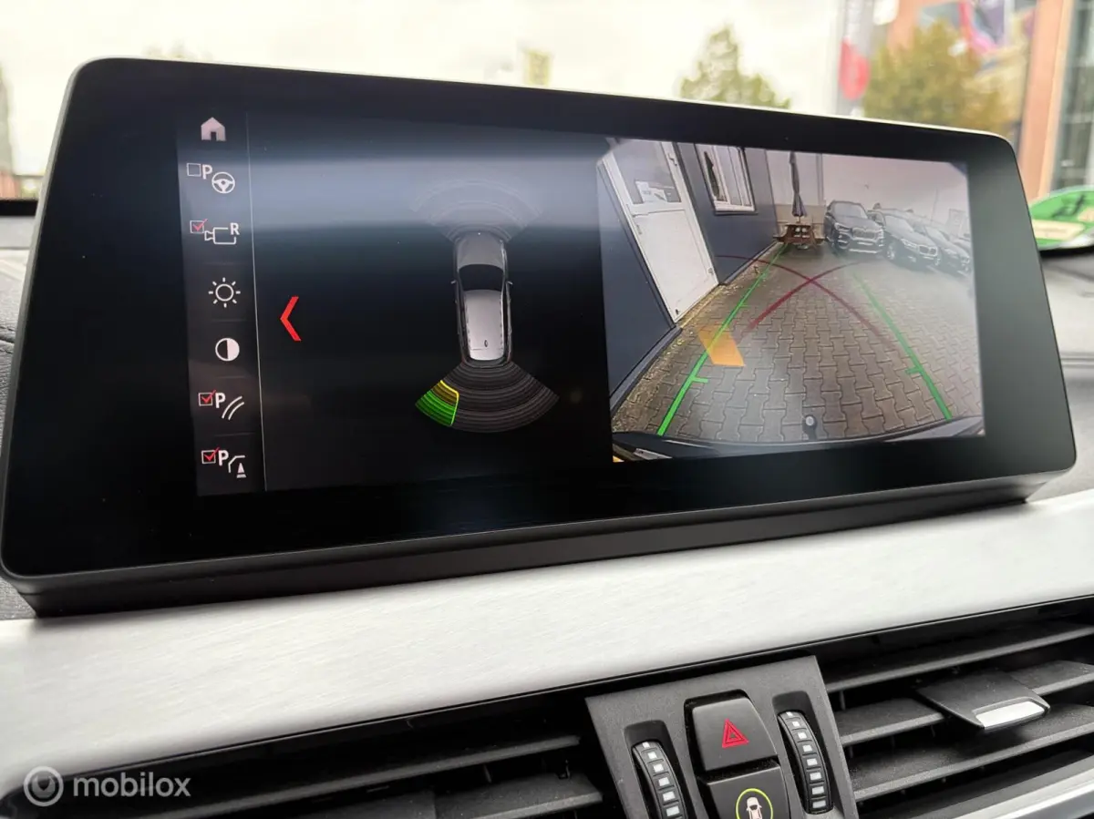 20i sDrive Panorama / HUD / Trekhaak / Leder / LM 18"