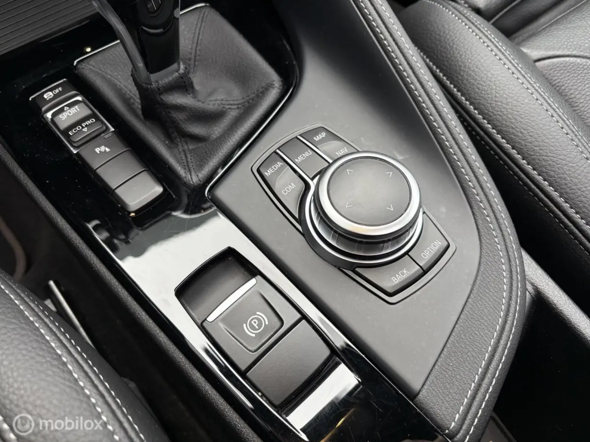 20i sDrive Panorama / HUD / Trekhaak / Leder / LM 18"