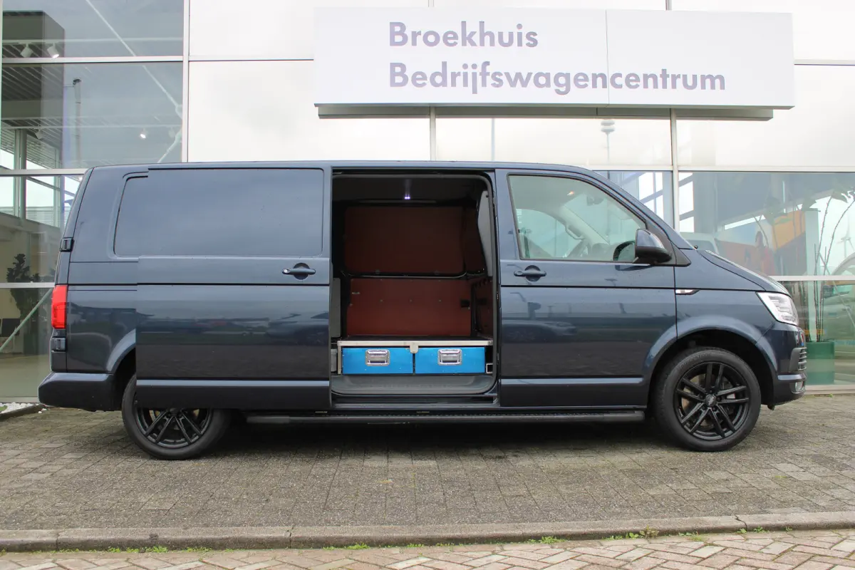 2.0 TDI L2H1 4Motion Highline 204pk | Trekhaak | Bijrijdersbank | Achteruitrijcamera | Cruise control | Navi | 18"LMV | Lades in laadruimte