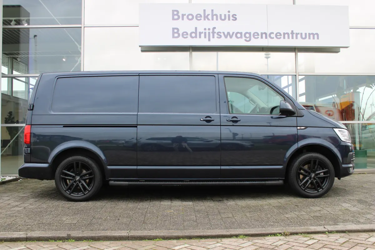 2.0 TDI L2H1 4Motion Highline 204pk | Trekhaak | Bijrijdersbank | Achteruitrijcamera | Cruise control | Navi | 18"LMV | Lades in laadruimte