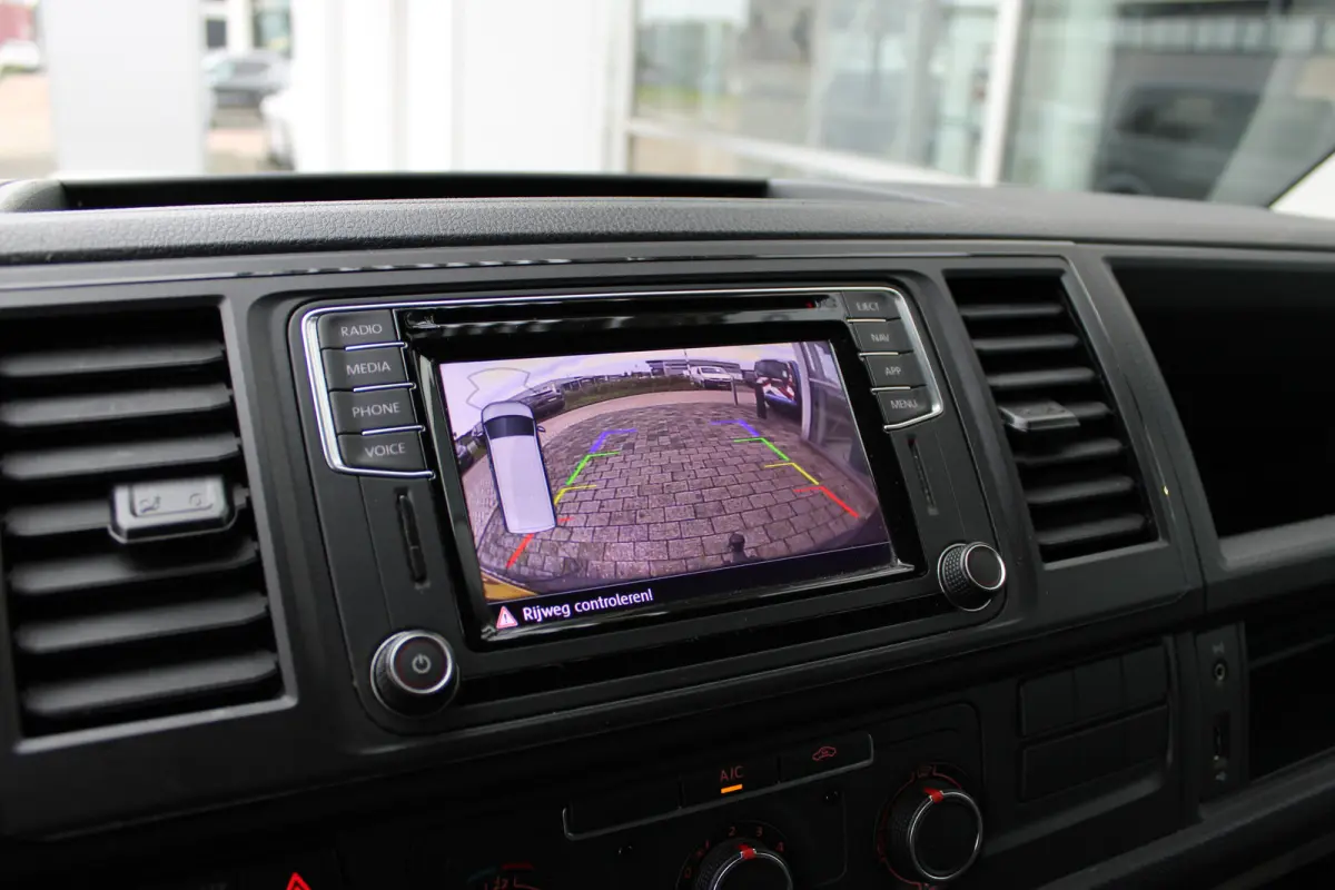 2.0 TDI L2H1 4Motion Highline 204pk | Trekhaak | Bijrijdersbank | Achteruitrijcamera | Cruise control | Navi | 18"LMV | Lades in laadruimte