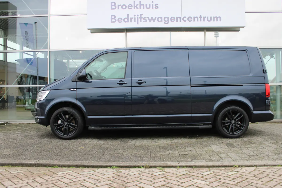2.0 TDI L2H1 4Motion Highline 204pk | Trekhaak | Bijrijdersbank | Achteruitrijcamera | Cruise control | Navi | 18"LMV | Lades in laadruimte