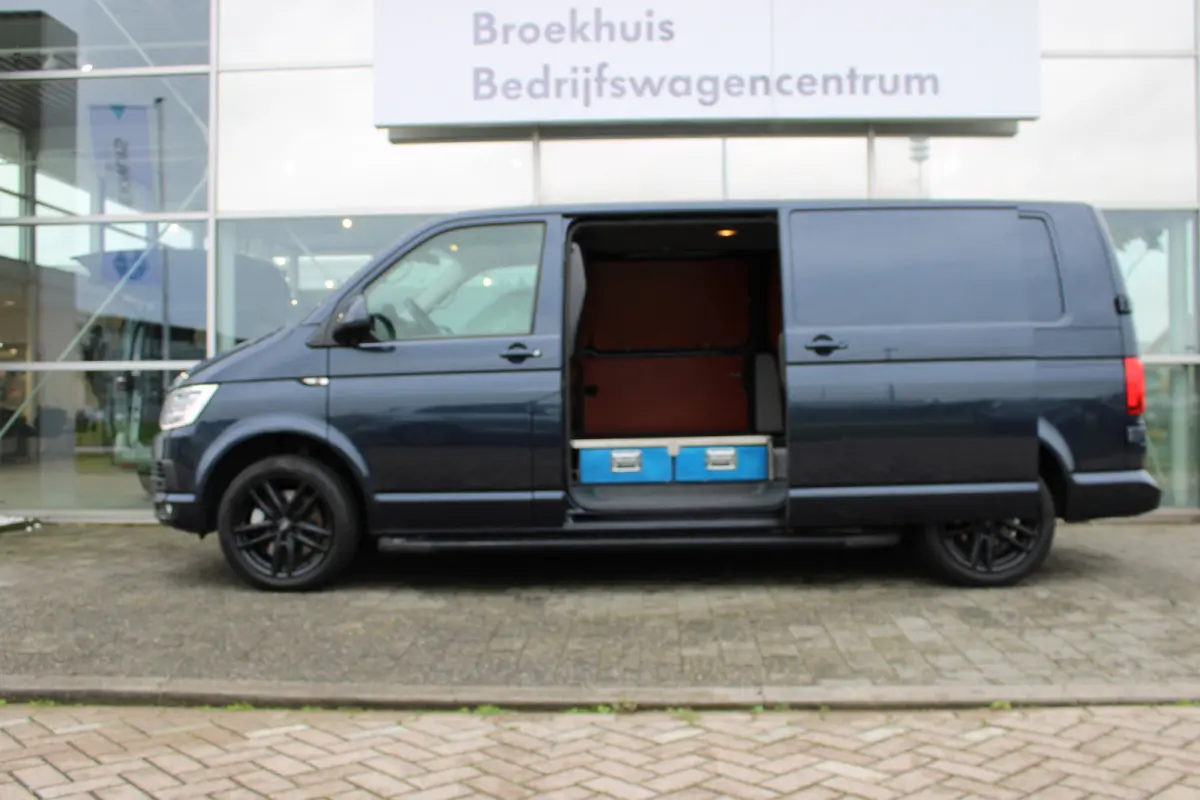 2.0 TDI L2H1 4Motion Highline 204pk | Trekhaak | Bijrijdersbank | Achteruitrijcamera | Cruise control | Navi | 18"LMV | Lades in laadruimte