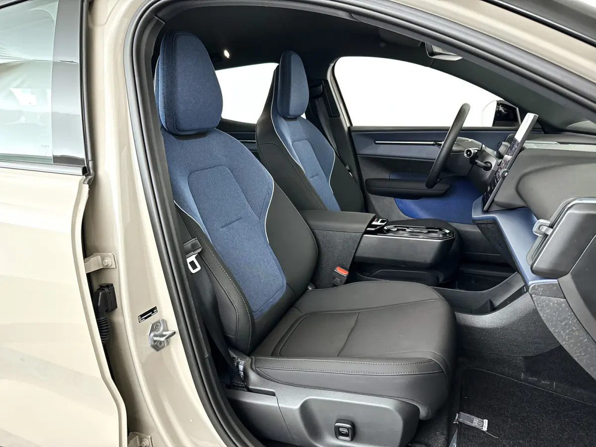 P3 Long Range Plus Europa 69 kWh | Parkeercamera | Harman Kardon | Stoel- en stuurverwarming | Elektrische stoelen