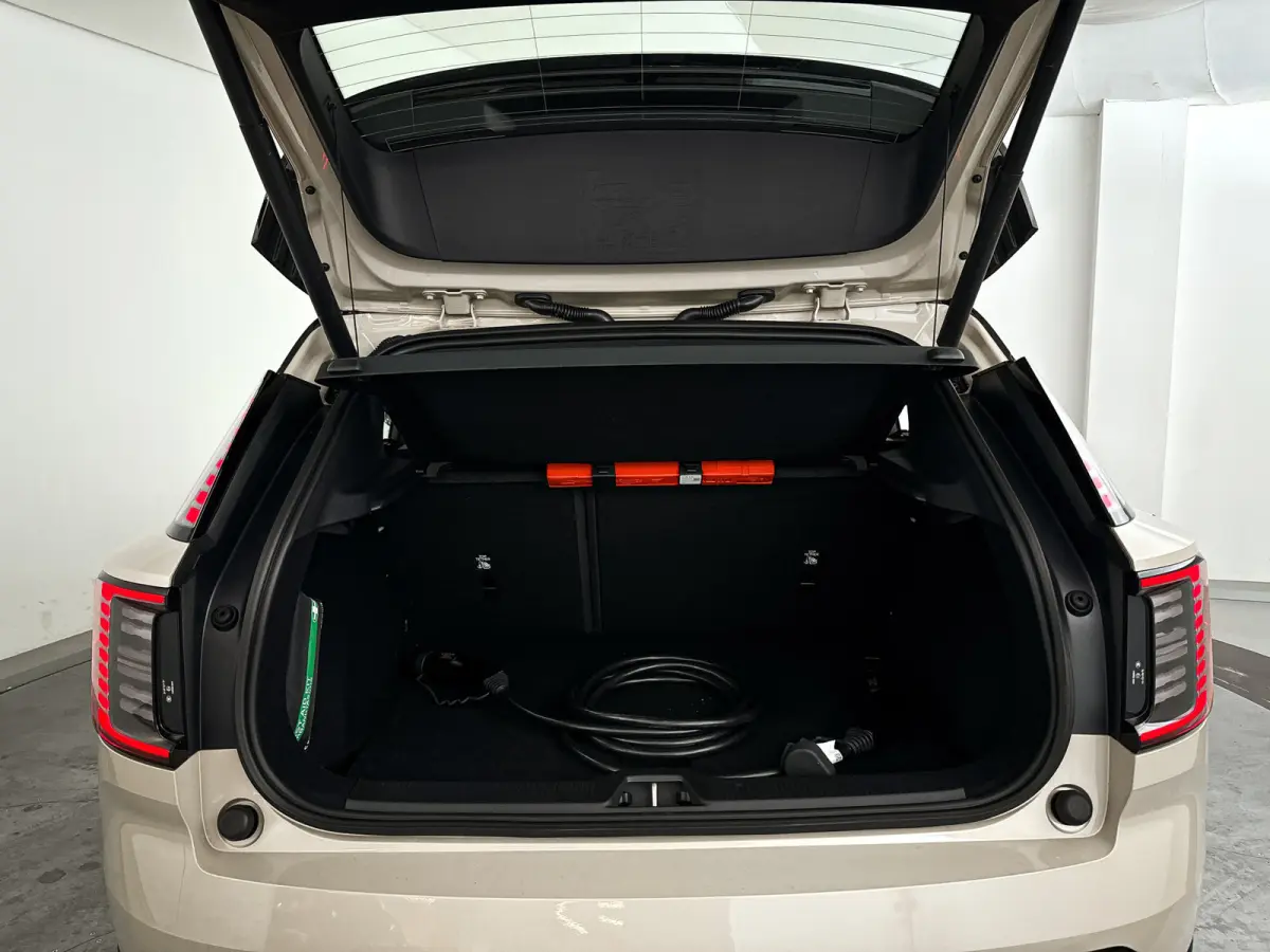 P3 Long Range Plus Europa 69 kWh | Parkeercamera | Harman Kardon | Stoel- en stuurverwarming | Elektrische stoelen