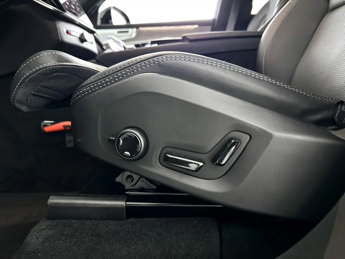 T8 Plug-in hybrid AWD Ultra Black Ed. Exec. | Panoramadak | 360° camera | Bowers & Wilkins | Luchtvering | Stoelventilatie | Head-up Display | Trekhaak
