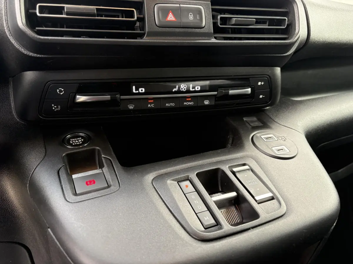 1.5 BlueHDi 130 EAT8 S&S L2 | Automaat | Camera | Trekhaak | Climate control | Apple Carplay/Android Auto