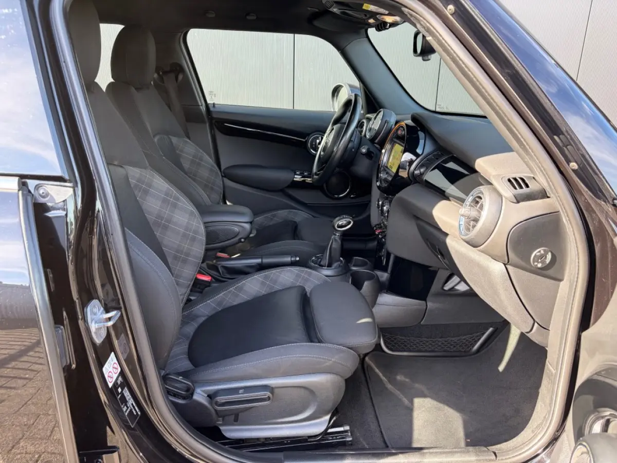 1.5 Aut. Cooper LED Sportstoelen Leder Navi Cruise PDC
