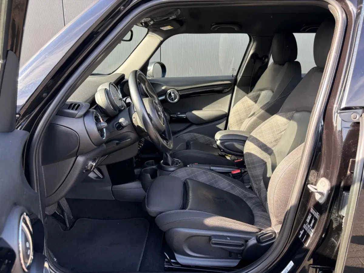 1.5 Aut. Cooper LED Sportstoelen Leder Navi Cruise PDC