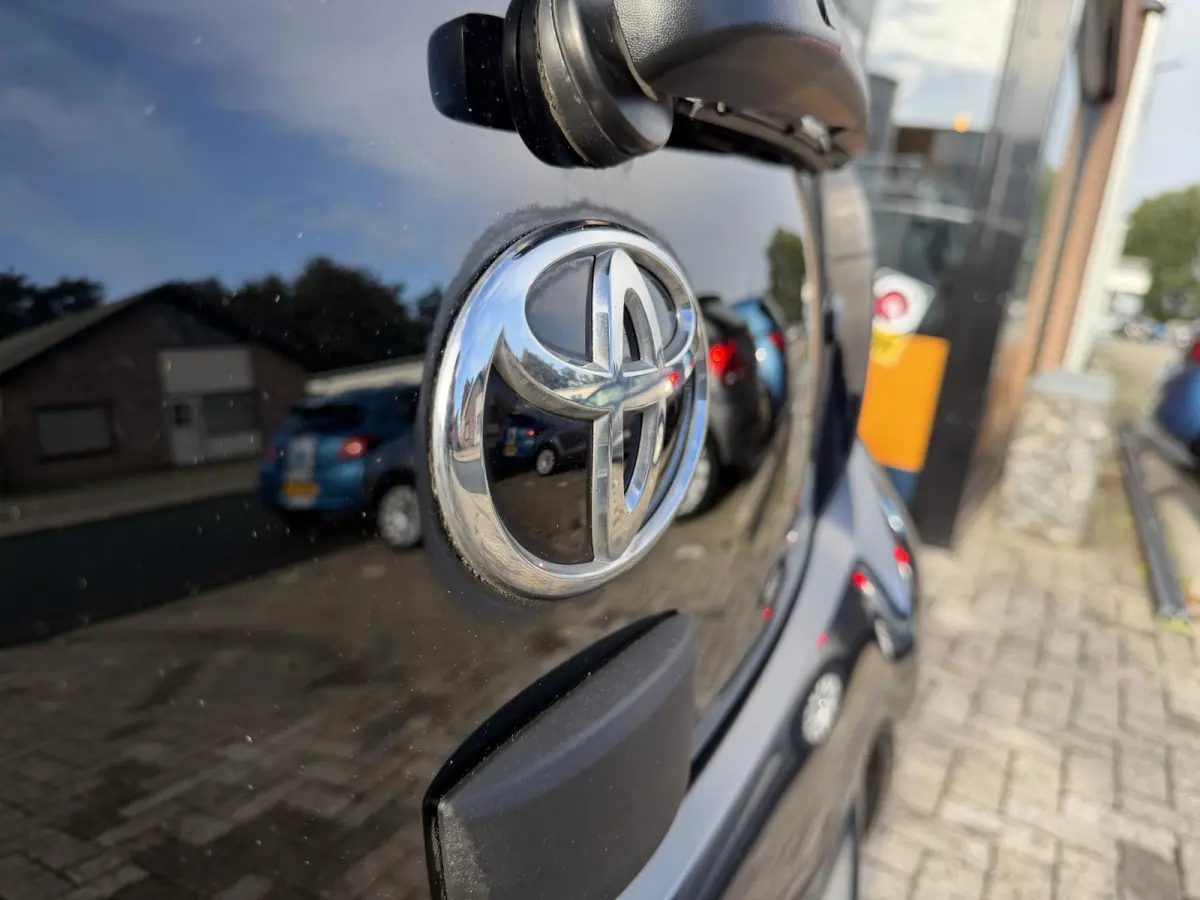1.0 VVT-i x | SLECHTS 42.409 KM | ELEK.RAMEN | CENTRALE VERGR. | UPGRADE MOGELIJK |