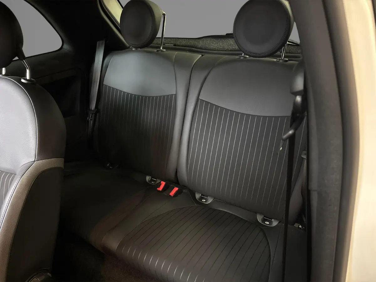 1.0 Hybrid Rockstar | Navigatiesysteem | Climate Control | Parkeersensoren | LMV 16" | Apple Carplay/Android Auto |