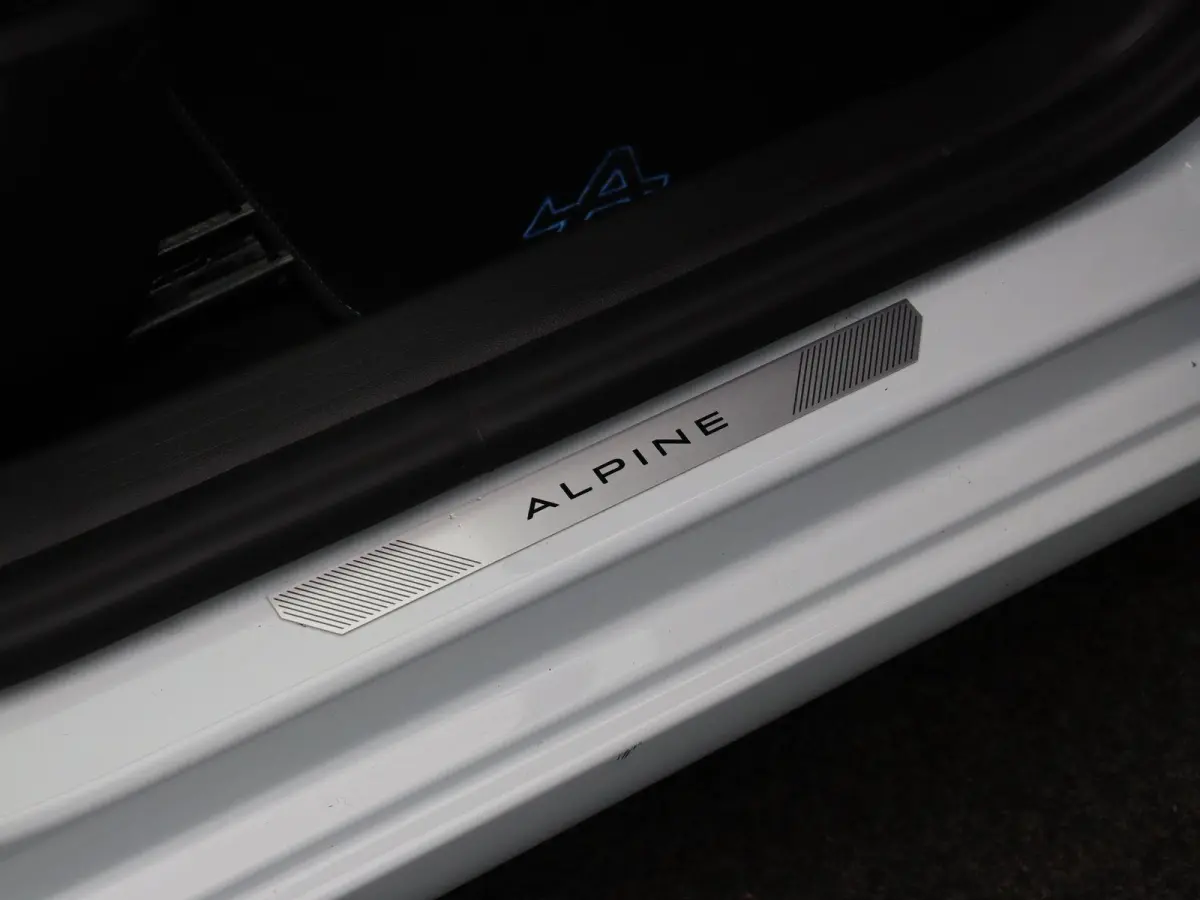 E-Tech Full Hybrid 145pk esprit Alpine | BOSE Audio | Trekhaak | Stoel- en stuurwielverwarming | 360 graden camera |