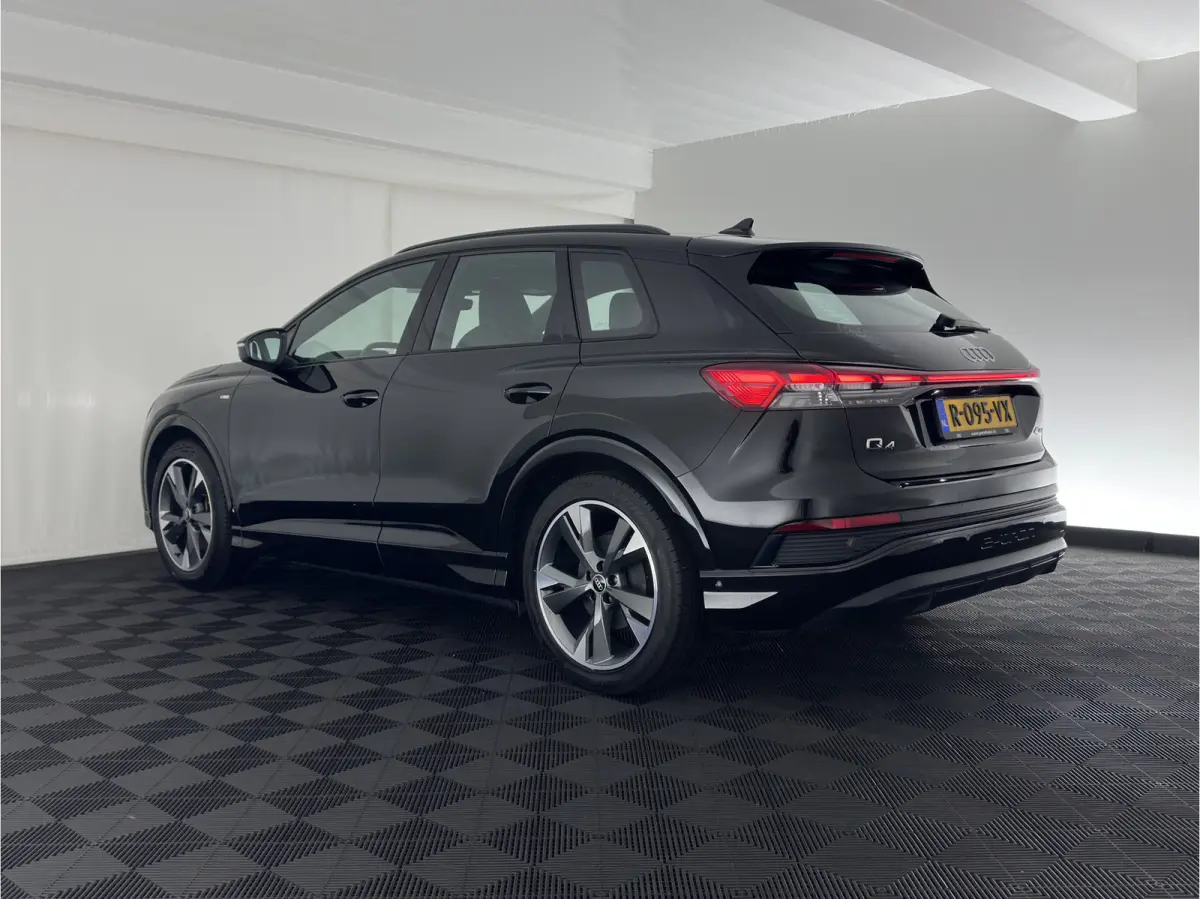 40 S edition 77 kWh (3-Fase-11kW) {SoH-92%} (INCL.BTW) *HEAT-PUMP | LEATHER-FABRIC | MATRIX-LED | ADAPTIVE-CRUISE | CAMERA | DIGI-COCKPIT | KEYLESS | AMBIENT-LIGHT | AUDI-SOUND | NAVI-FULLMA