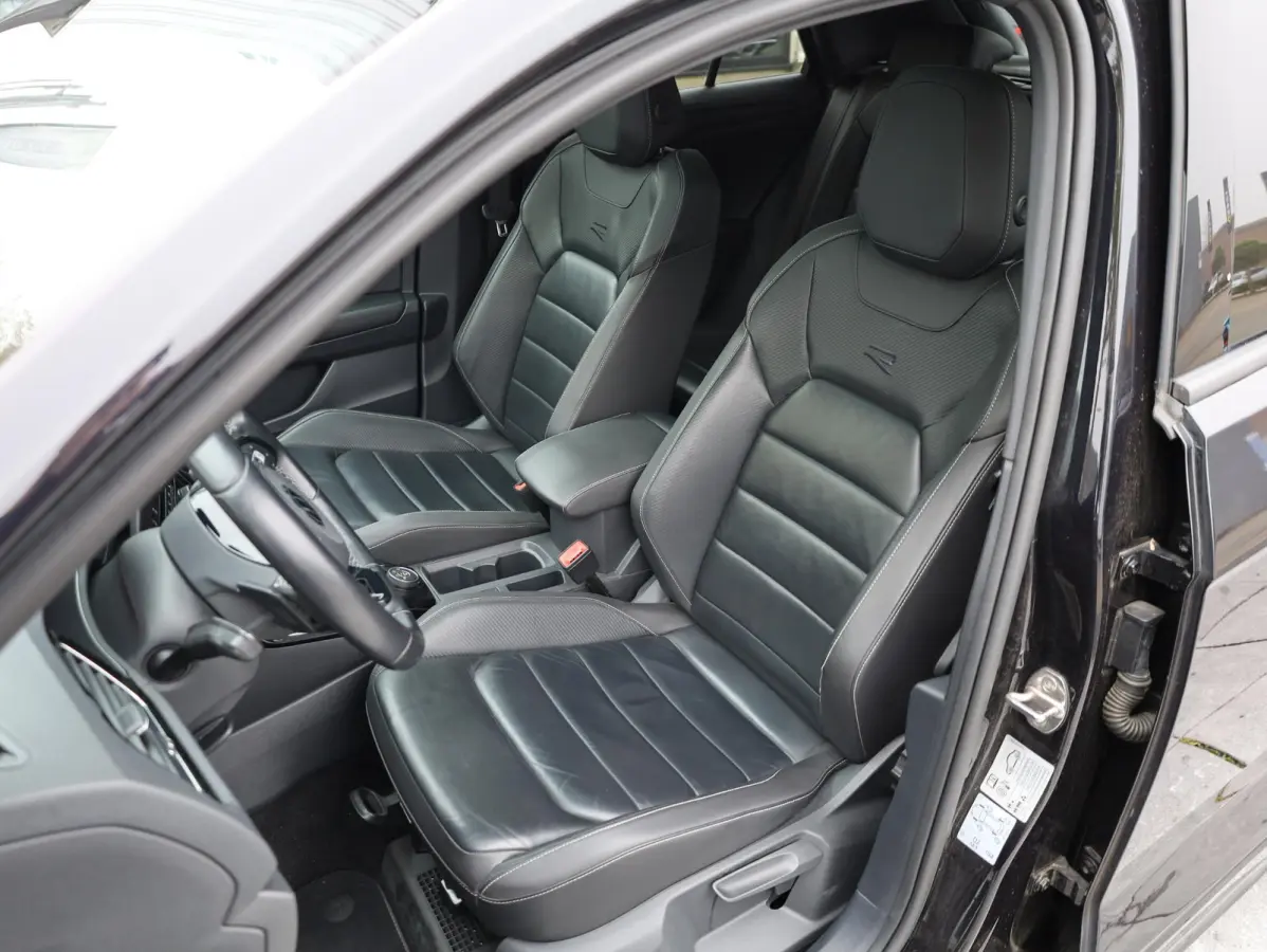 R 2.0 4M Panodak | Leer | Beats | Keyless | Virtual | Camera | Elektrische kofferklep | 19"Inch |