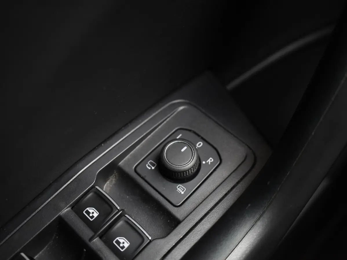 R 2.0 4M Panodak | Leer | Beats | Keyless | Virtual | Camera | Elektrische kofferklep | 19"Inch |