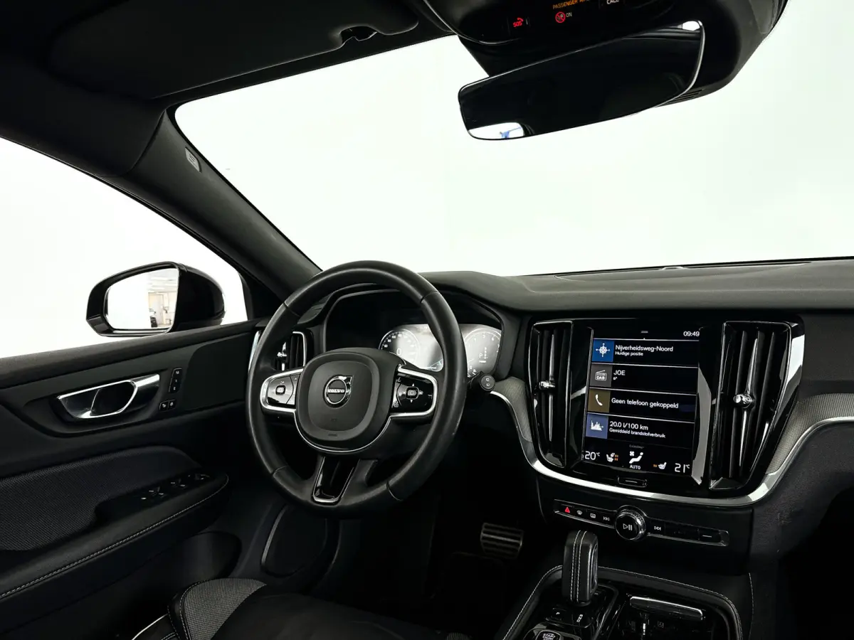 T6 Plug-in hybrid AWD Plus Dark | Panoramadak | Parkeercamera | Stoel- en Stuurverwarming | Trekhaak