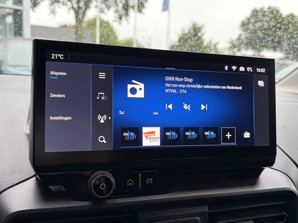 1.5 BlueHDi 100 S&S L1 | 3 ZITS| NAVIGATIE + APPLE CARPLAY/ANDROID AUTO| HOUTEN VLOER IN LAADRUIMTE| KEYLESS ENTRY & START| PARKEERSENSOREN ACHTER| MISTLAMPEN VOOR| DAB| DEALER ONDERHOUDEN|