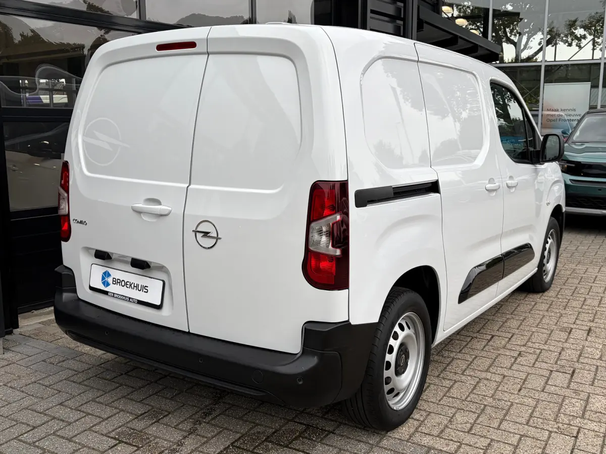 1.5 BlueHDi 100 S&S L1 | 3 ZITS| NAVIGATIE + APPLE CARPLAY/ANDROID AUTO| HOUTEN VLOER IN LAADRUIMTE| KEYLESS ENTRY & START| PARKEERSENSOREN ACHTER| MISTLAMPEN VOOR| DAB| DEALER ONDERHOUDEN|