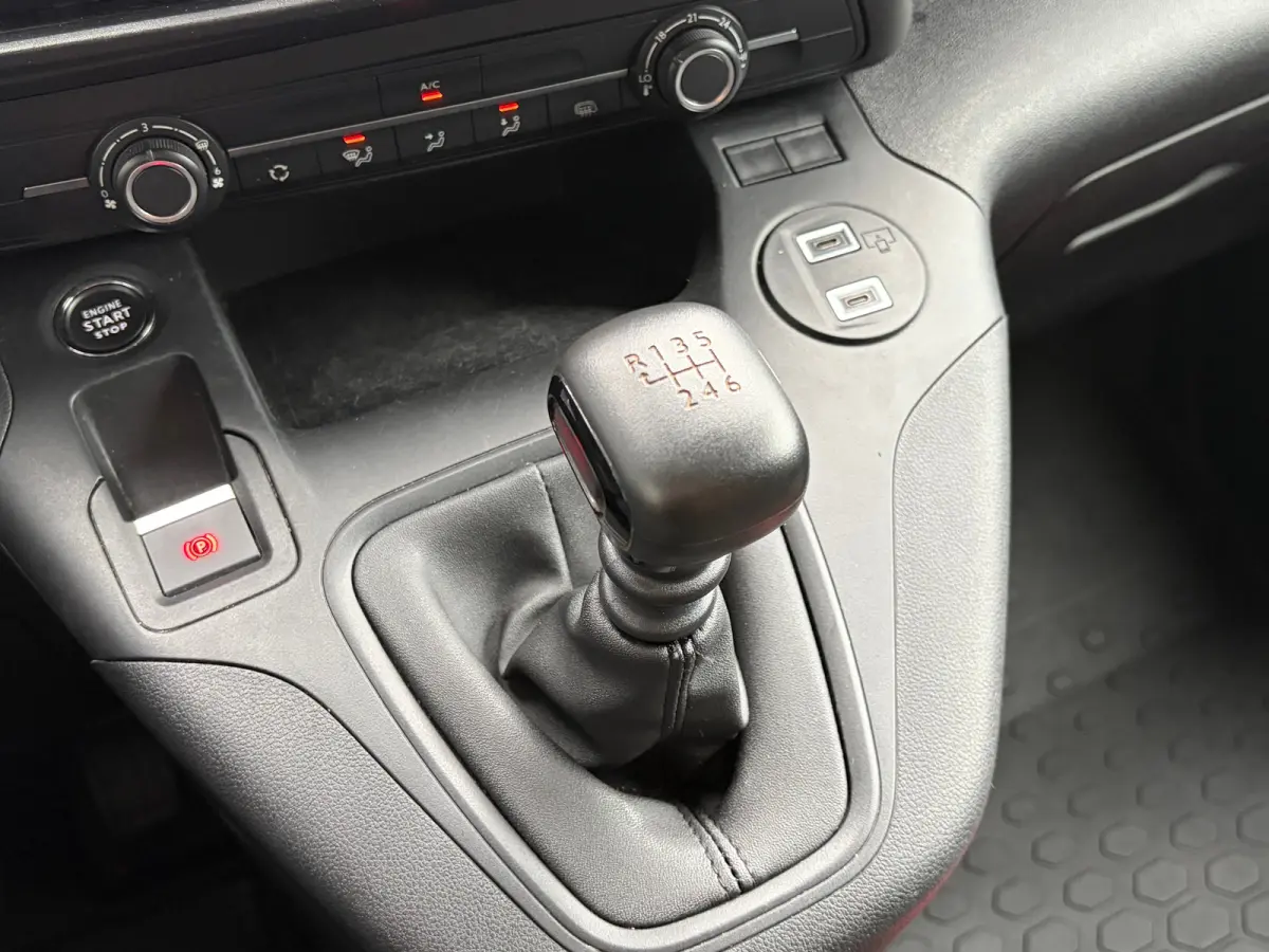 1.5 BlueHDi 100 S&S L1 | 3 ZITS| NAVIGATIE + APPLE CARPLAY/ANDROID AUTO| HOUTEN VLOER IN LAADRUIMTE| KEYLESS ENTRY & START| PARKEERSENSOREN ACHTER| MISTLAMPEN VOOR| DAB| DEALER ONDERHOUDEN|