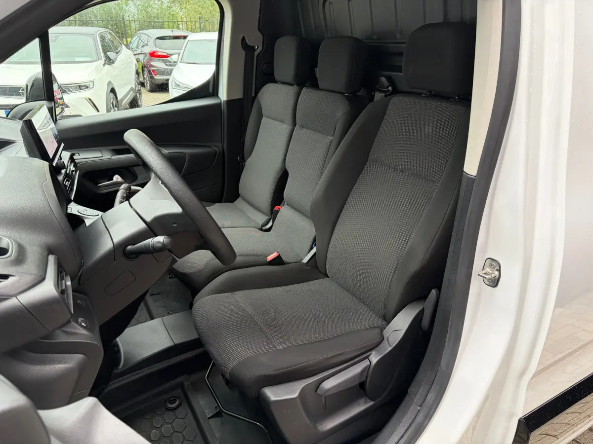 1.5 BlueHDi 100 S&S L1 | 3 ZITS| NAVIGATIE + APPLE CARPLAY/ANDROID AUTO| HOUTEN VLOER IN LAADRUIMTE| KEYLESS ENTRY & START| PARKEERSENSOREN ACHTER| MISTLAMPEN VOOR| DAB| DEALER ONDERHOUDEN|