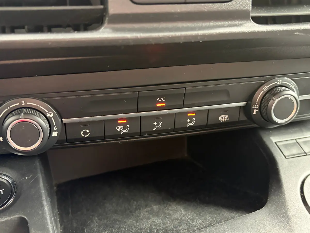 1.5 BlueHDi 100 S&S L1 | 3 ZITS| NAVIGATIE + APPLE CARPLAY/ANDROID AUTO| HOUTEN VLOER IN LAADRUIMTE| KEYLESS ENTRY & START| PARKEERSENSOREN ACHTER| MISTLAMPEN VOOR| DAB| DEALER ONDERHOUDEN|