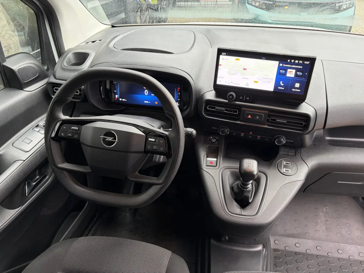 1.5 BlueHDi 100 S&S L1 | 3 ZITS| NAVIGATIE + APPLE CARPLAY/ANDROID AUTO| HOUTEN VLOER IN LAADRUIMTE| KEYLESS ENTRY & START| PARKEERSENSOREN ACHTER| MISTLAMPEN VOOR| DAB| DEALER ONDERHOUDEN|