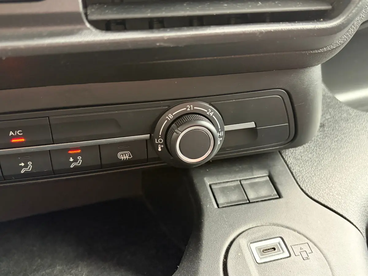 1.5 BlueHDi 100 S&S L1 | 3 ZITS| NAVIGATIE + APPLE CARPLAY/ANDROID AUTO| HOUTEN VLOER IN LAADRUIMTE| KEYLESS ENTRY & START| PARKEERSENSOREN ACHTER| MISTLAMPEN VOOR| DAB| DEALER ONDERHOUDEN|