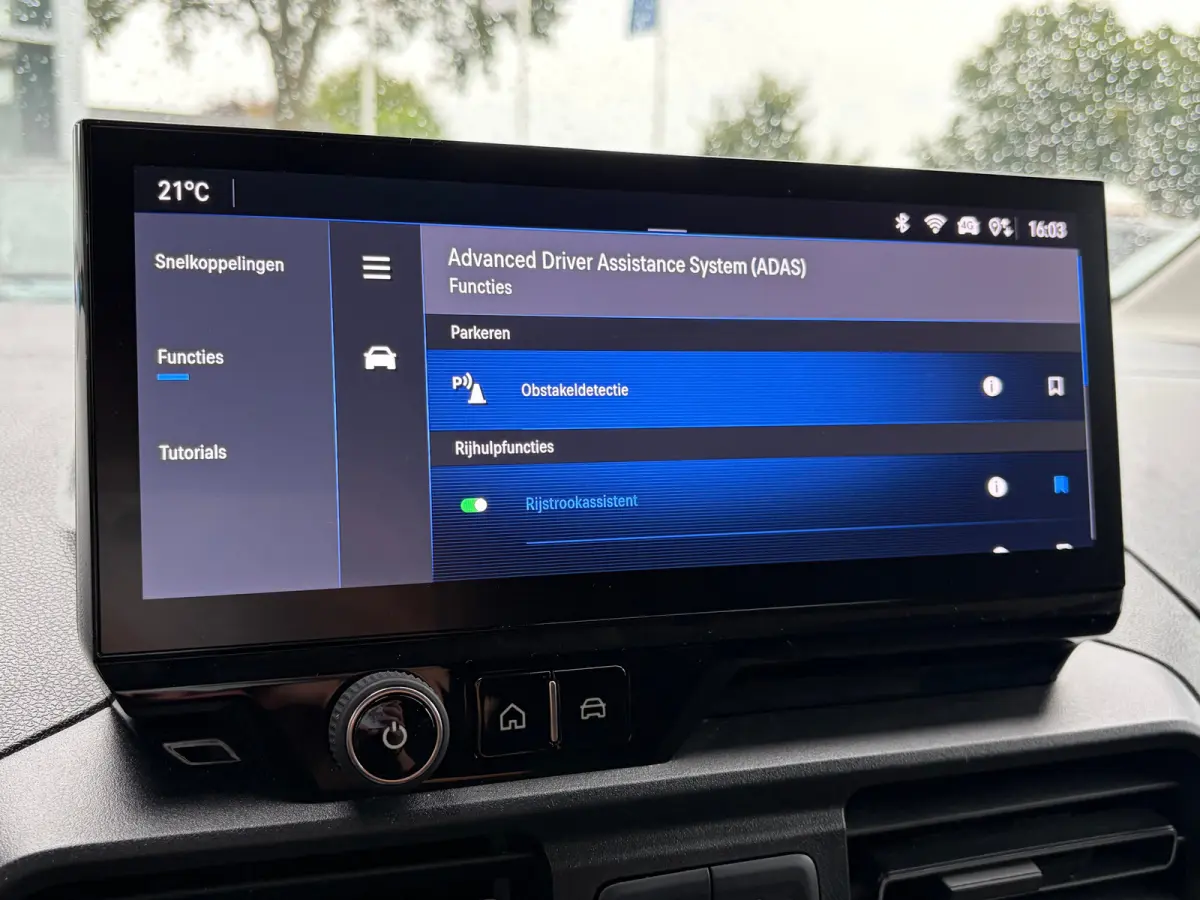 1.5 BlueHDi 100 S&S L1 | 3 ZITS| NAVIGATIE + APPLE CARPLAY/ANDROID AUTO| HOUTEN VLOER IN LAADRUIMTE| KEYLESS ENTRY & START| PARKEERSENSOREN ACHTER| MISTLAMPEN VOOR| DAB| DEALER ONDERHOUDEN|