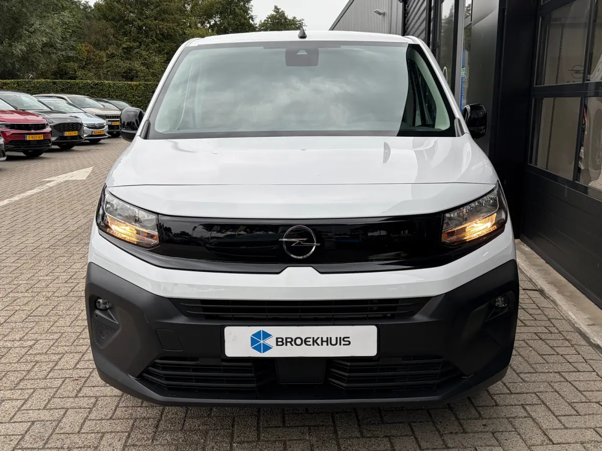 1.5 BlueHDi 100 S&S L1 | 3 ZITS| NAVIGATIE + APPLE CARPLAY/ANDROID AUTO| HOUTEN VLOER IN LAADRUIMTE| KEYLESS ENTRY & START| PARKEERSENSOREN ACHTER| MISTLAMPEN VOOR| DAB| DEALER ONDERHOUDEN|