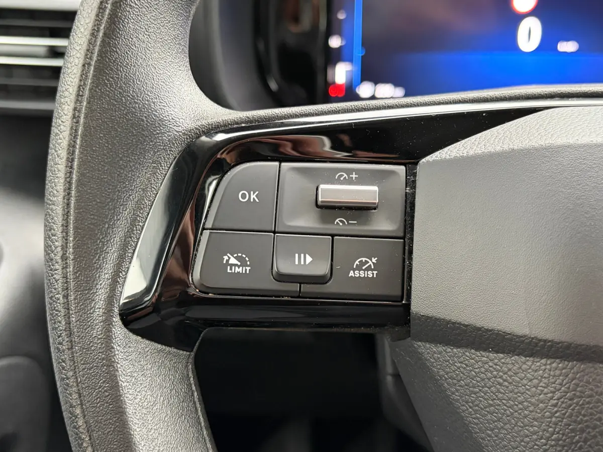 1.5 BlueHDi 100 S&S L1 | 3 ZITS| NAVIGATIE + APPLE CARPLAY/ANDROID AUTO| HOUTEN VLOER IN LAADRUIMTE| KEYLESS ENTRY & START| PARKEERSENSOREN ACHTER| MISTLAMPEN VOOR| DAB| DEALER ONDERHOUDEN|