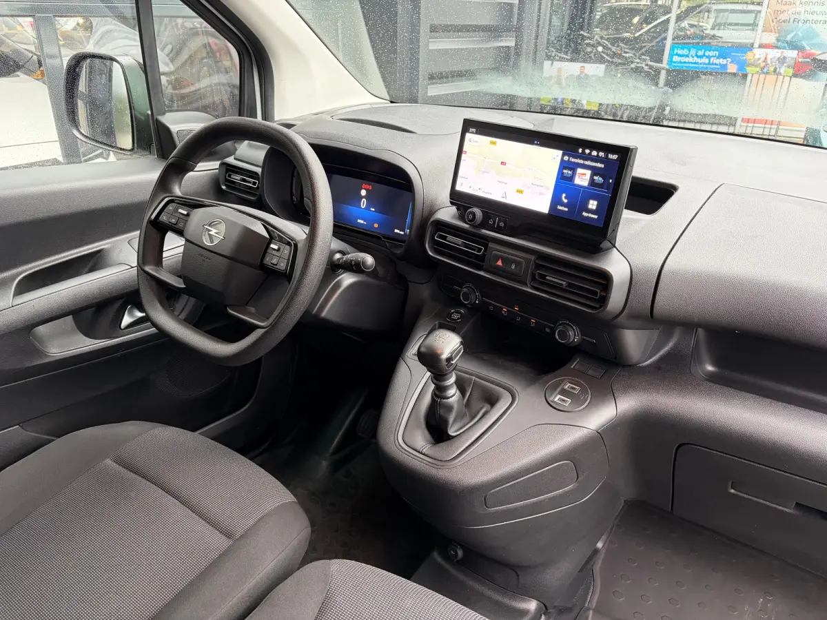 1.5 BlueHDi 100 S&S L1 | 3 ZITS| NAVIGATIE + APPLE CARPLAY/ANDROID AUTO| HOUTEN VLOER IN LAADRUIMTE| KEYLESS ENTRY & START| PARKEERSENSOREN ACHTER| MISTLAMPEN VOOR| DAB| DEALER ONDERHOUDEN|