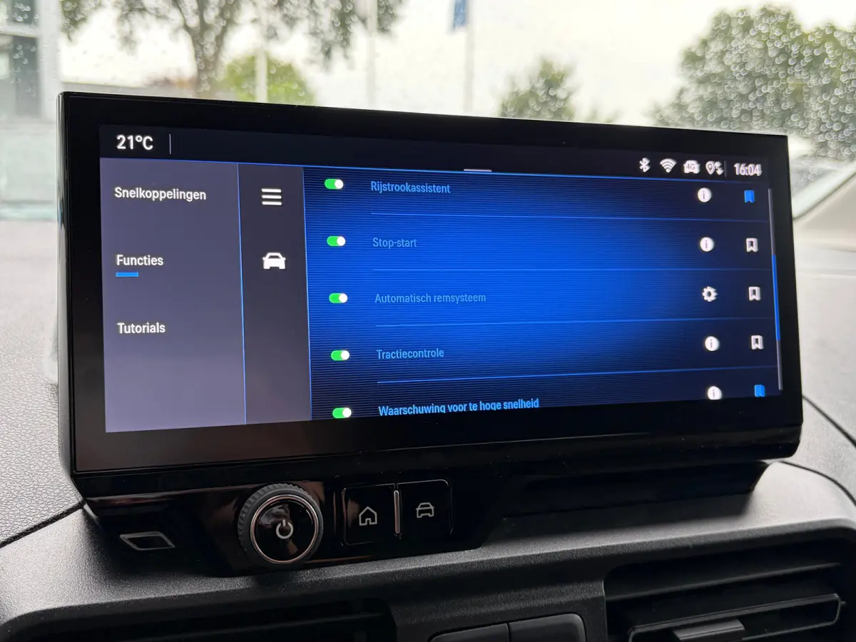 1.5 BlueHDi 100 S&S L1 | 3 ZITS| NAVIGATIE + APPLE CARPLAY/ANDROID AUTO| HOUTEN VLOER IN LAADRUIMTE| KEYLESS ENTRY & START| PARKEERSENSOREN ACHTER| MISTLAMPEN VOOR| DAB| DEALER ONDERHOUDEN|