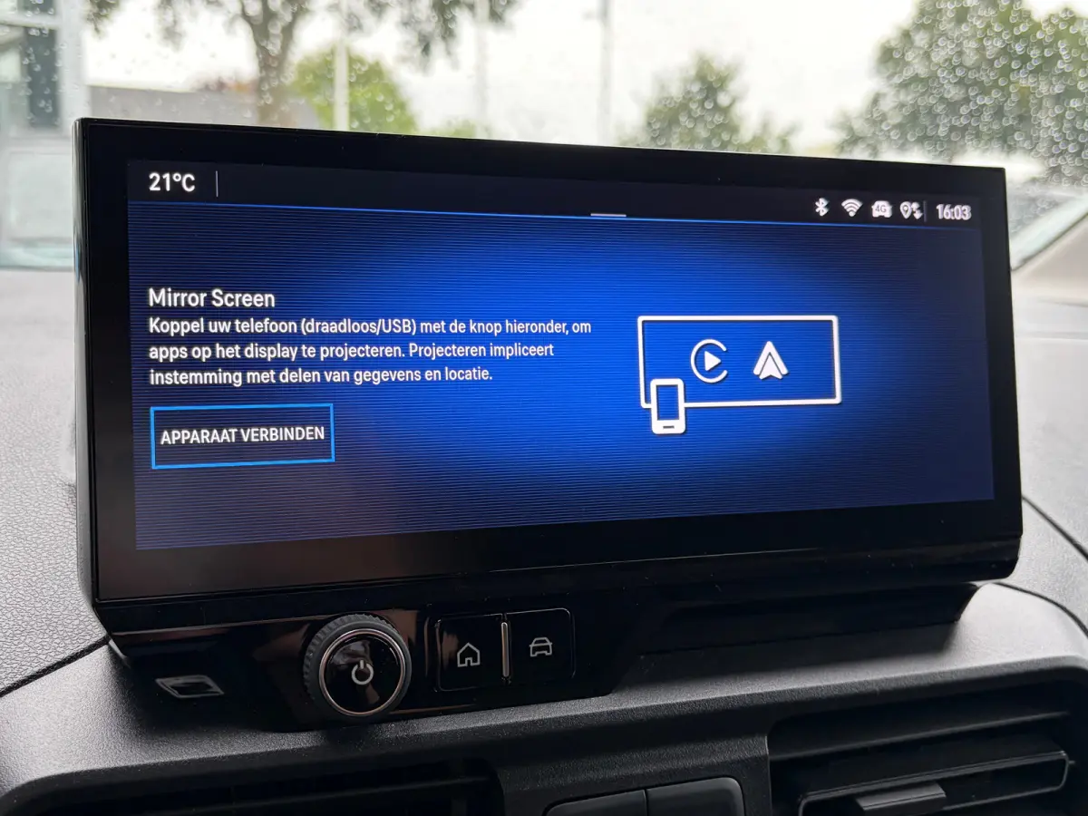 1.5 BlueHDi 100 S&S L1 | 3 ZITS| NAVIGATIE + APPLE CARPLAY/ANDROID AUTO| HOUTEN VLOER IN LAADRUIMTE| KEYLESS ENTRY & START| PARKEERSENSOREN ACHTER| MISTLAMPEN VOOR| DAB| DEALER ONDERHOUDEN|